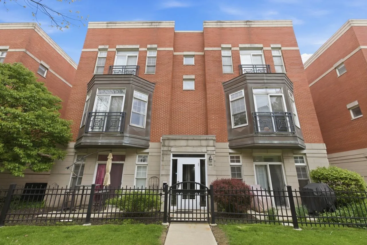808 W University Ln, Chicago, IL 60608, USA
