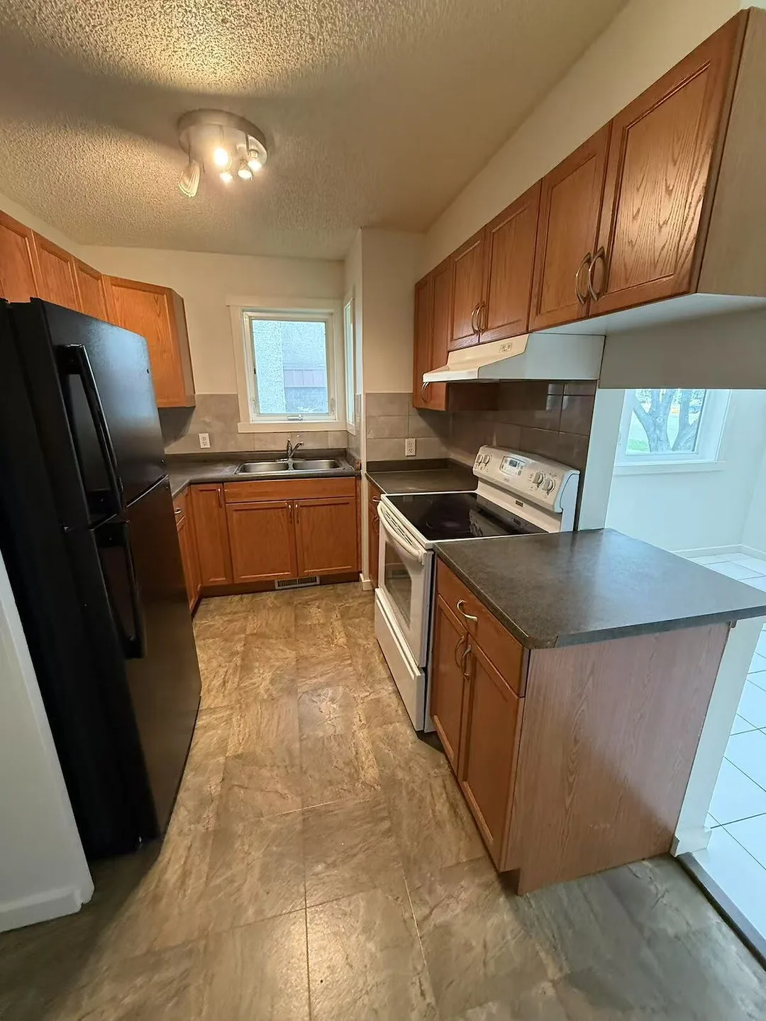 Stunning Newly Renovated Rental – 2Bed +Den / 1.5 Bath – Prime Central Location!
