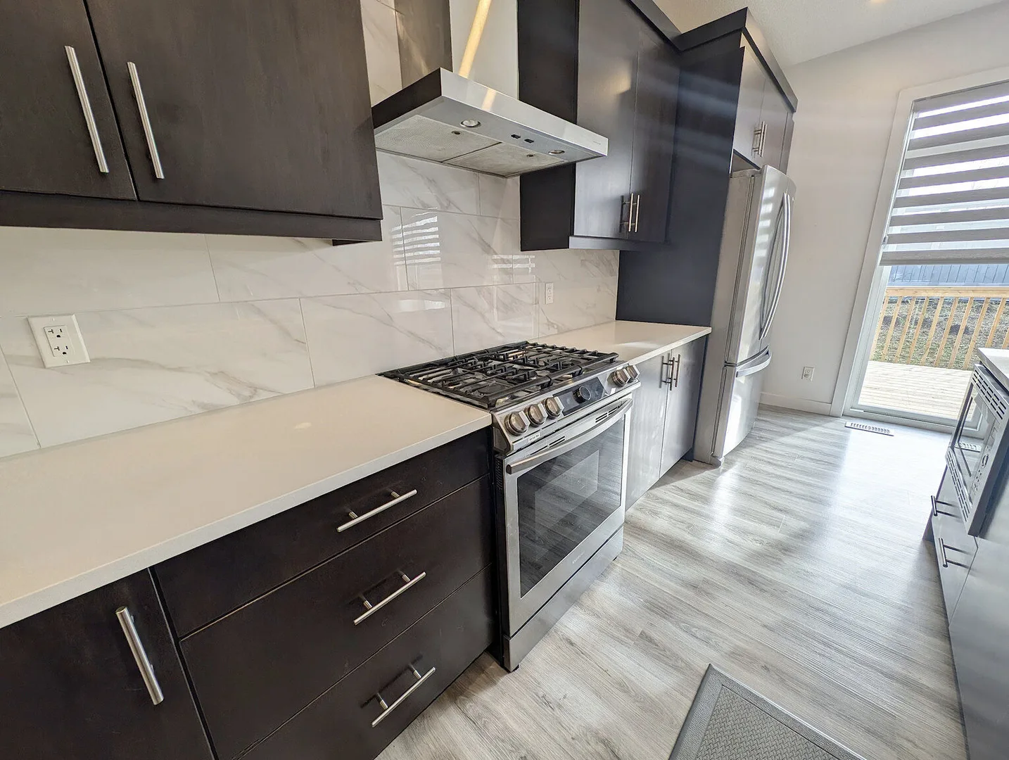 GREAT 3 BED, 2.5 BATH, MAIN FLOOR/UPPER UNIT W/DBL ATTACHED GARAGE IN THE COMMUNITY OF DESROCHERS