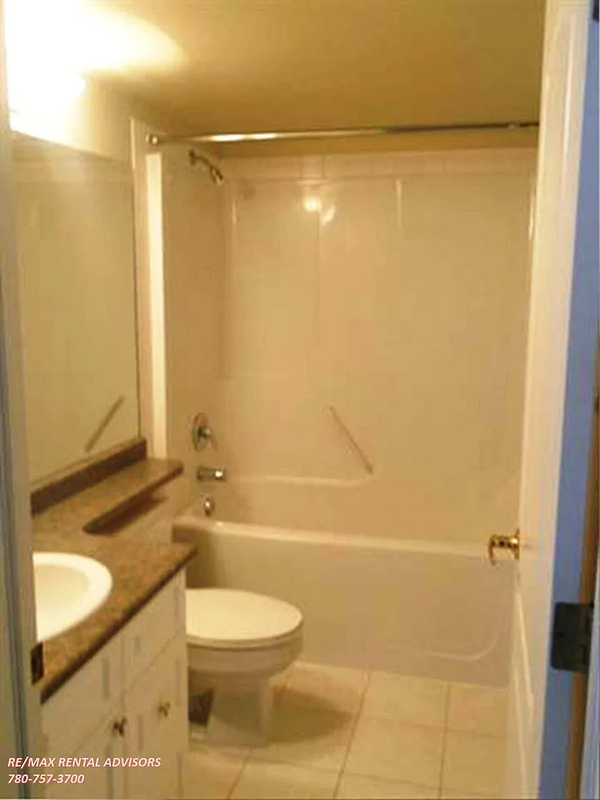 GREAT 2 BED, 2 BATH, 6TH FLOOR APARTMENT WITH 2 PARKING STALLS IN DOWNTOWN EDMONTON
