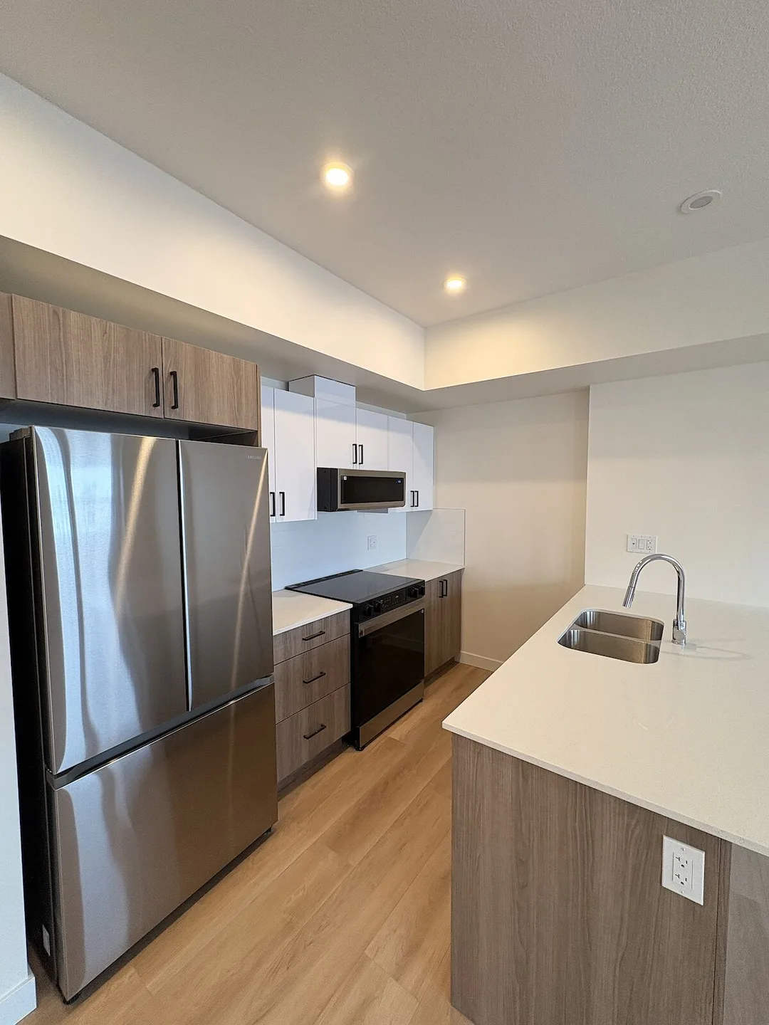 New Furnished Studio Units, Incl. Utilities, Wifi. Shared Kitchen & Laundry
