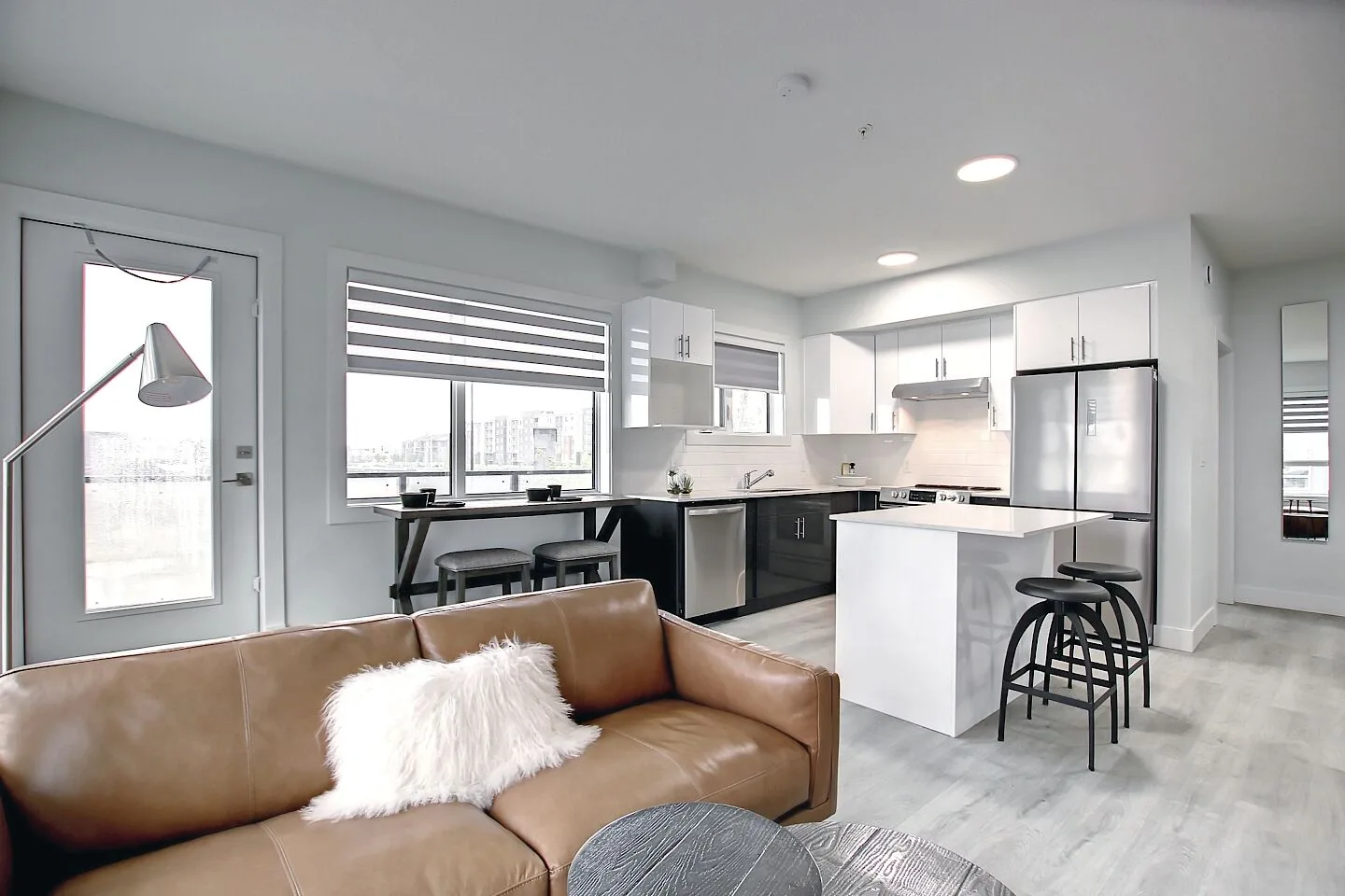 Luxury Living, up and coming area close to shopping