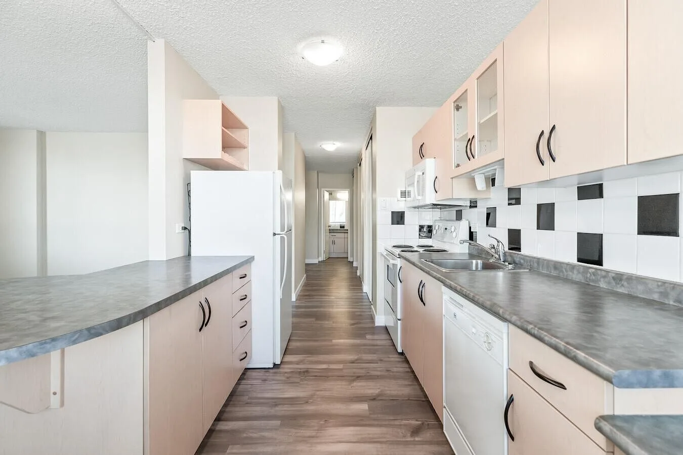 Perfectly positioned in the heart of Edmonton’s vibrant Garneau neighborhood, Concord Tower is just steps from the Uni