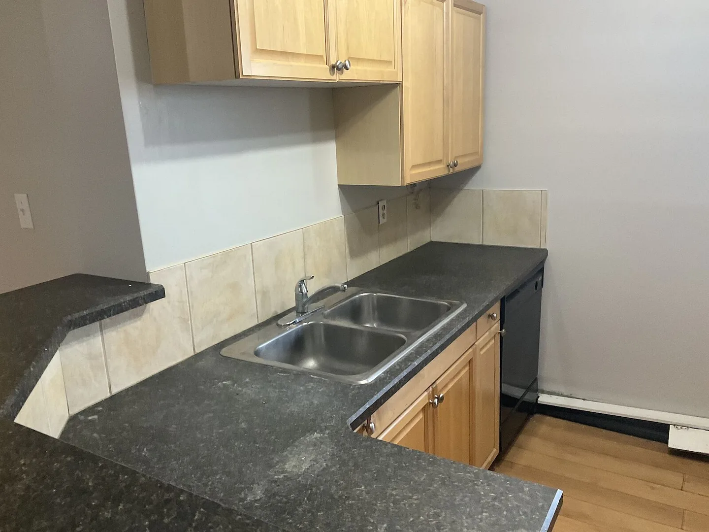 (PN 1258) Bright Bachelor Suite in Quiet Mature Community - Utilities Included & Cat Friendly