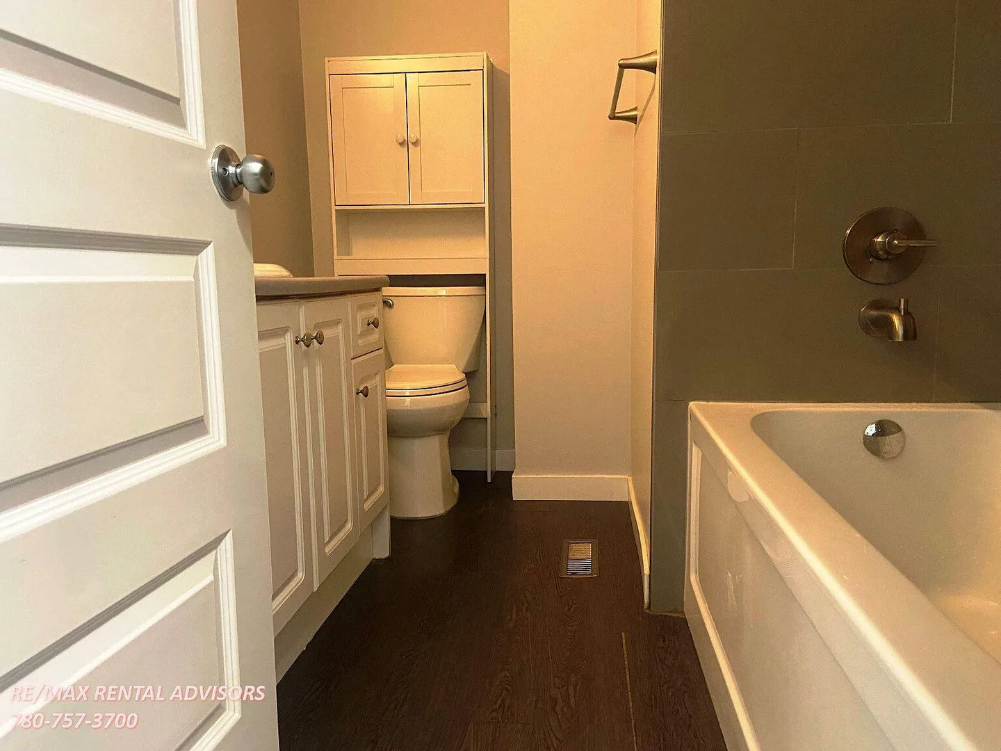 SPACIOUS 3 BED, 1.5 BATH UPPER FLOOR SUITE IN A SIDE-BY-SIDE DUPLEX IN IDYLWYLDE NEIGHBOURHOOD