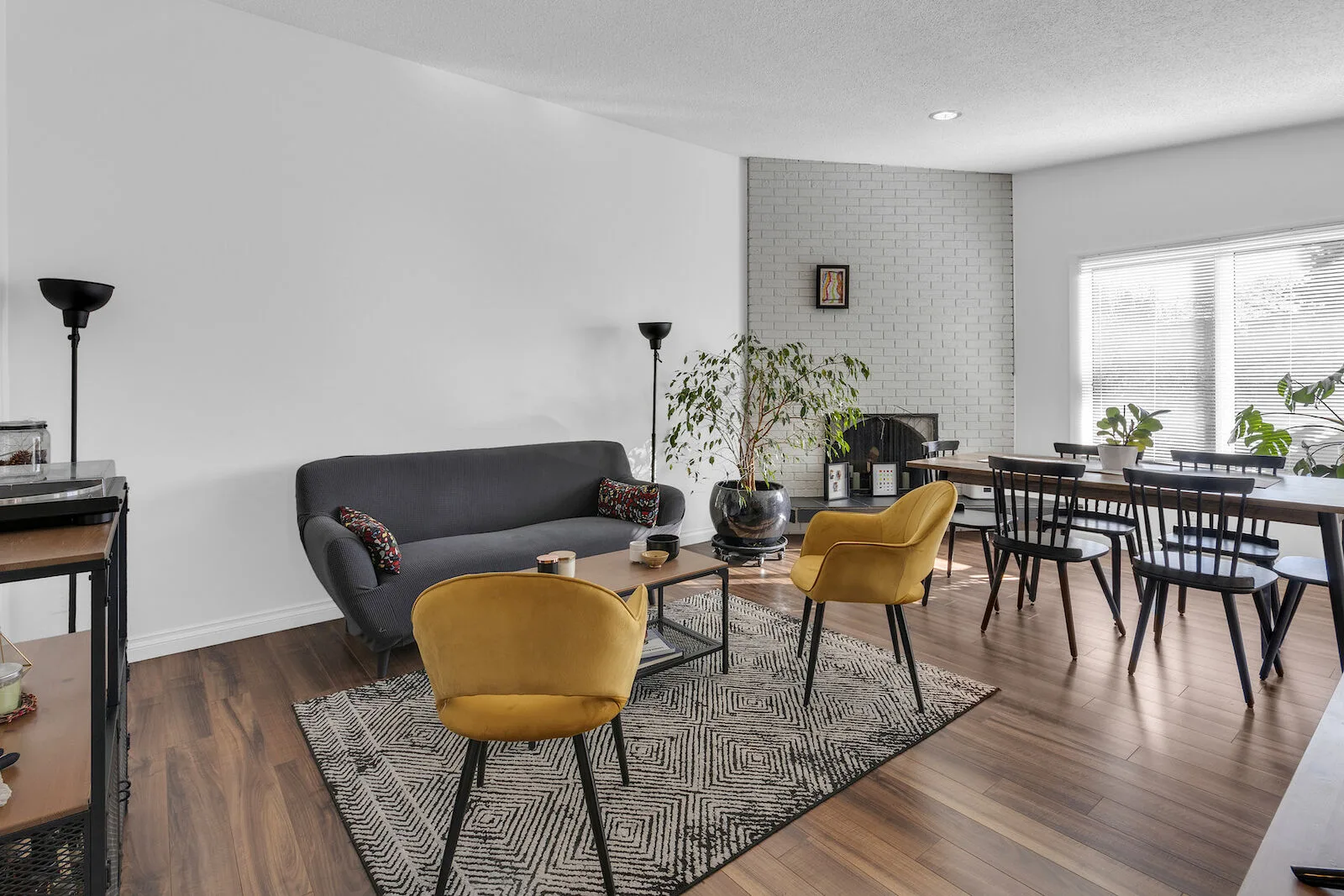 Renovated 2 Bed 1 Bath Main Floor Unit in 4plex - Pet Friendly!