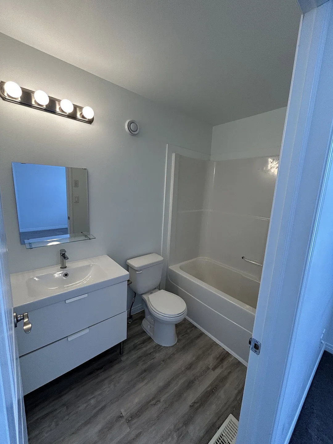 1 MONTH FREE – 4 Bedroom, 2.5 Bathroom Main Floor Home | Northwest Edmonton | SF203