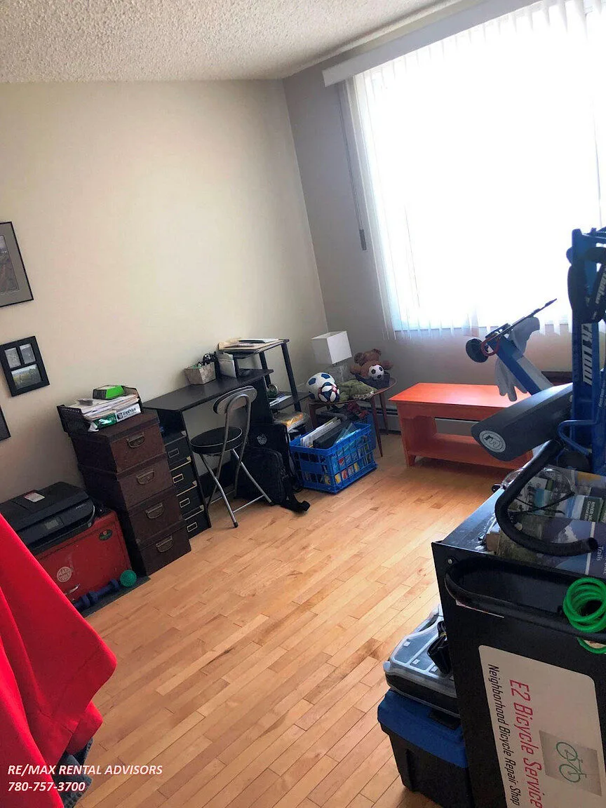 GREAT CITY VIEW FROM THIS 2 BED 2 BATH, 15TH FLOOR CONDO W/ COVERED PARKING STALL IN DOWNTOWN EDMONTON