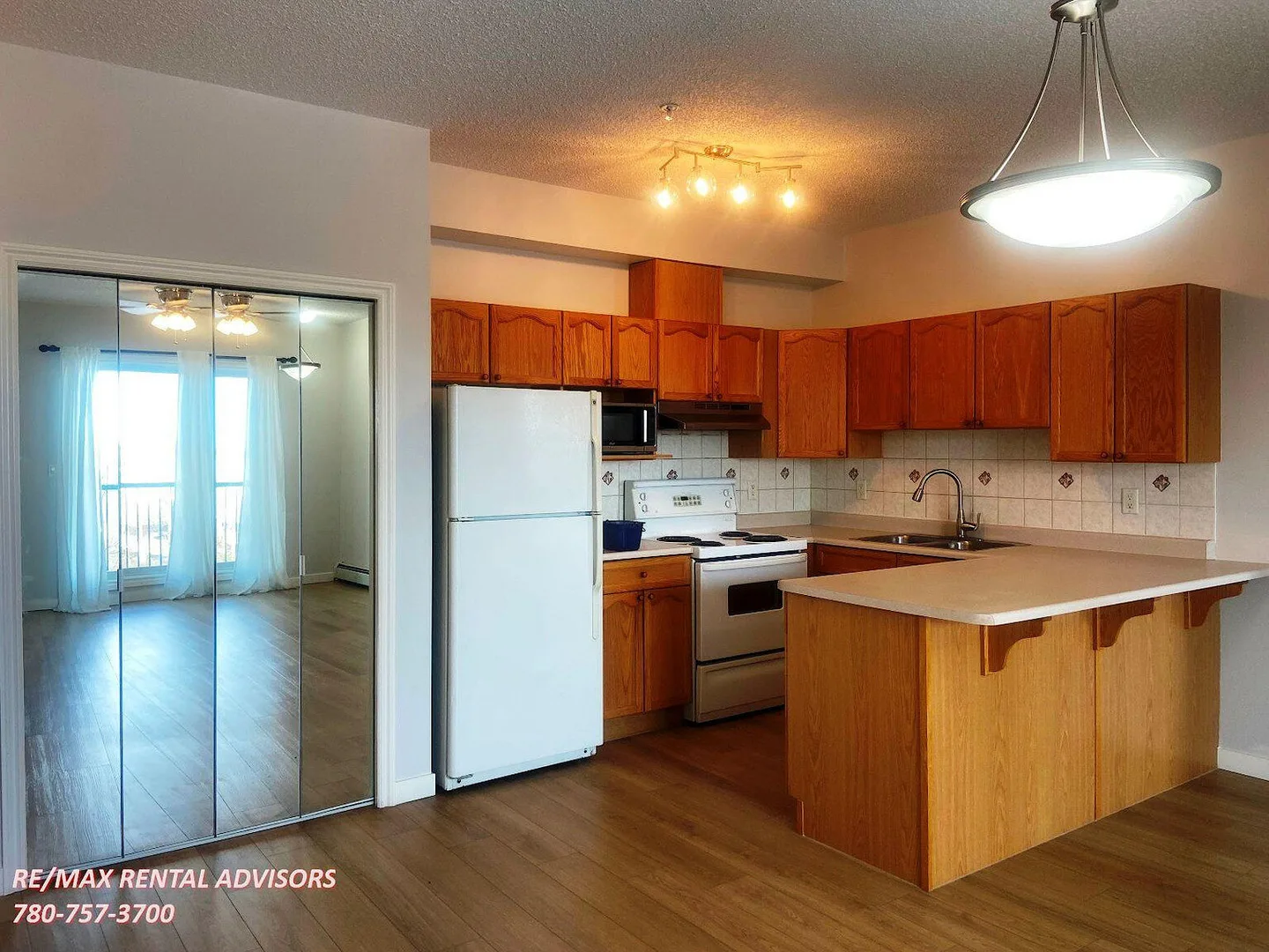 COZY 2-BED, 2-BATH, 3RD FLOOR APARTMENT WITH UNDERGROUND PARKING STALL IN BOYLE STREET COMMUNITY
