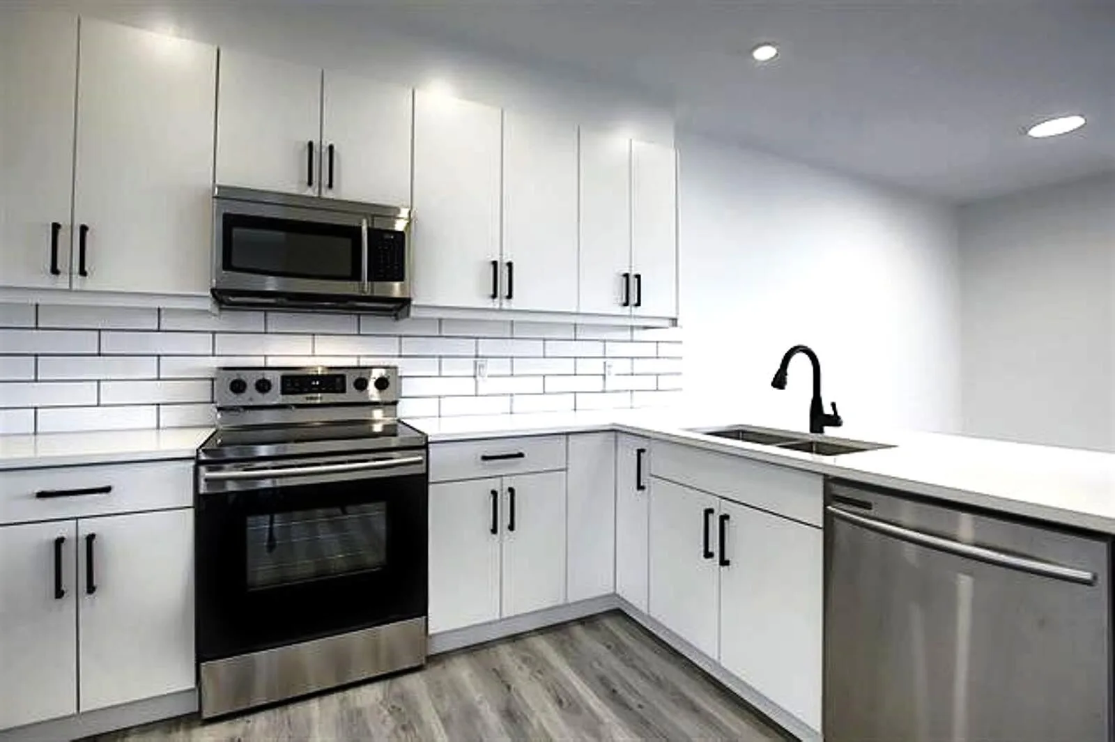 UPPER LEVEL 5 BED, 3 BATH, 2 STOREY DUPLEX W/ A REAR DOUBLE DETACHED GARAGE IN THE COMMUNITY OF THE ORCHARDS AT ELLERSLI