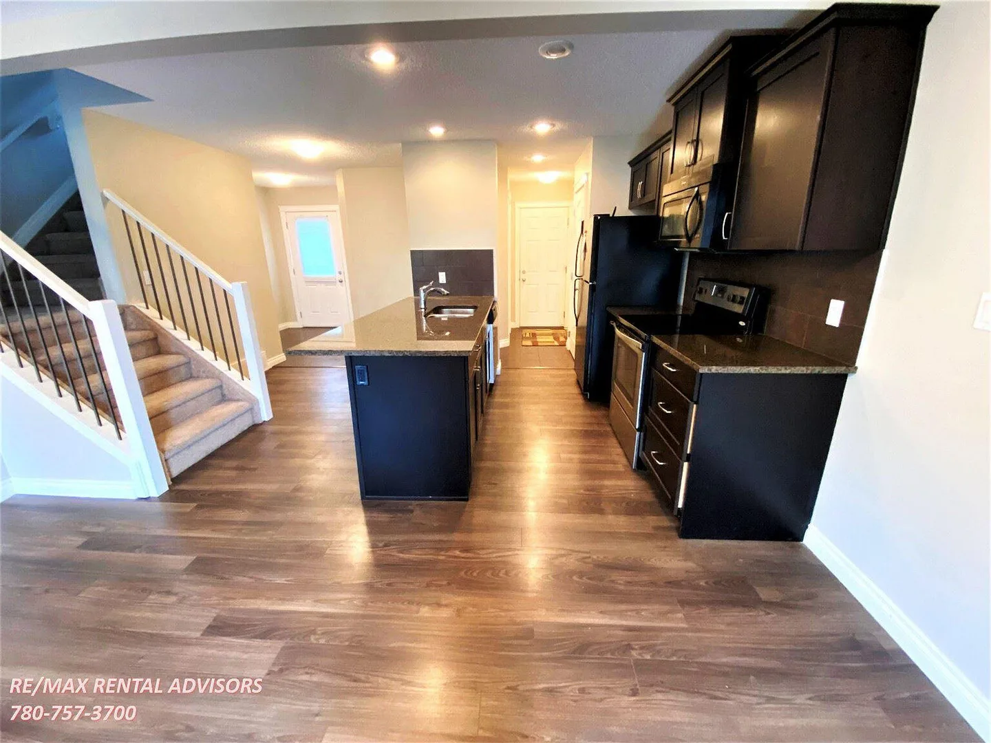 GREAT 2 BED 2.5 BATH, HALF DUPLEX 2 STOREY W/AN ATTACHED SINGLE GARAGE IN THE COMMUNITY OF WALKER LAKES