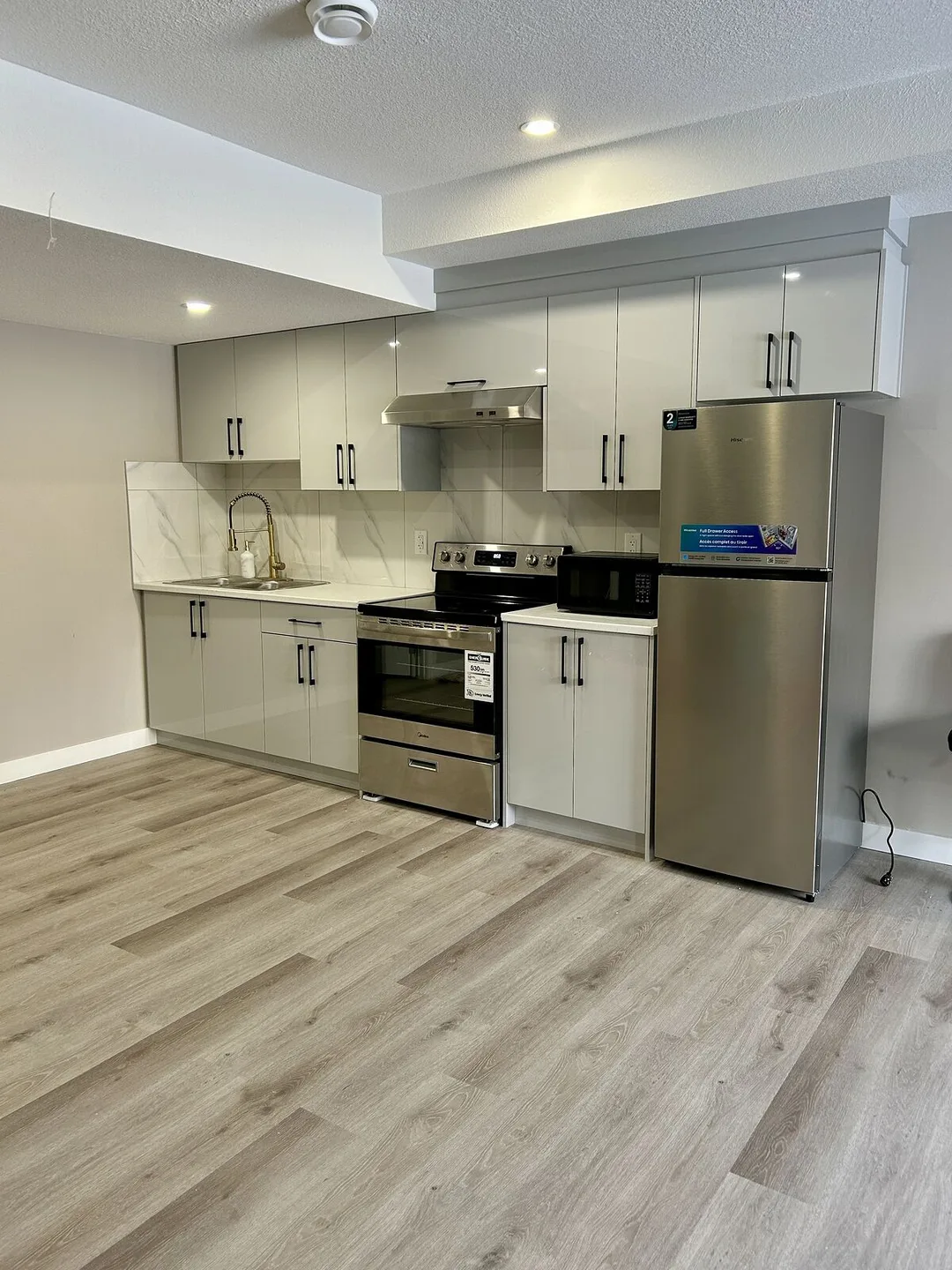RAVINE VIEW, WALKOUT, 2-BED BASEMENT SUITE, DIRECT TRAIL ACCESS