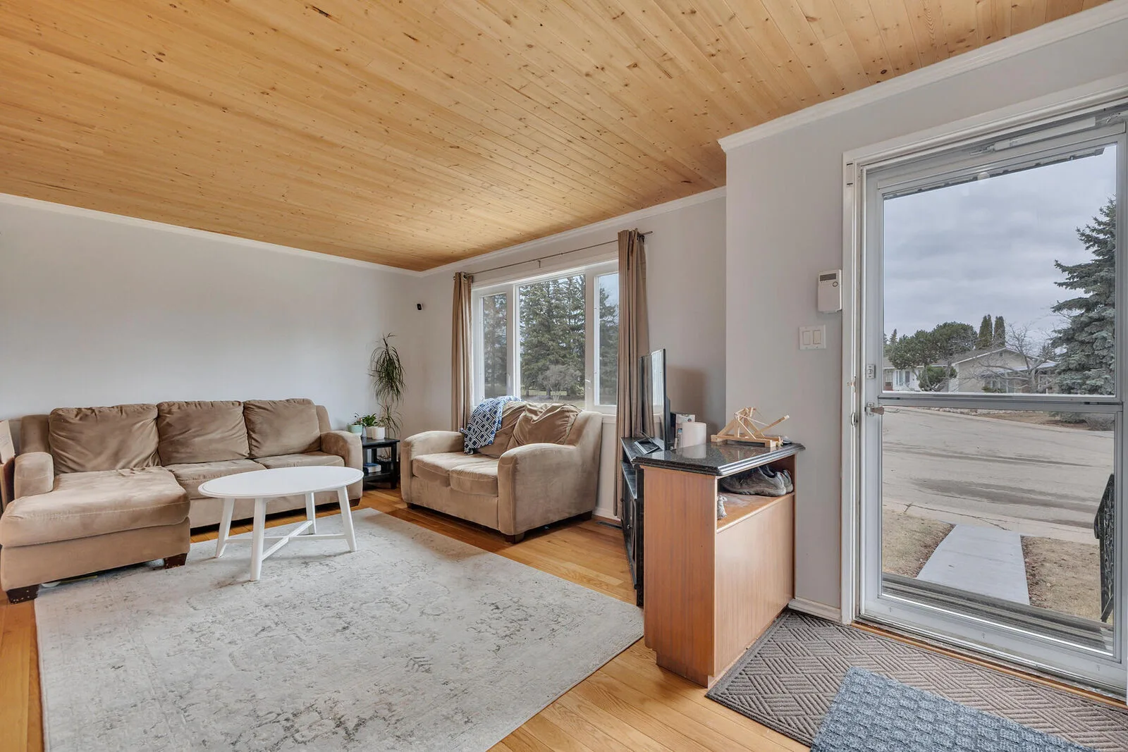 Large 4 Bed + Den 2 Bath Bungalow