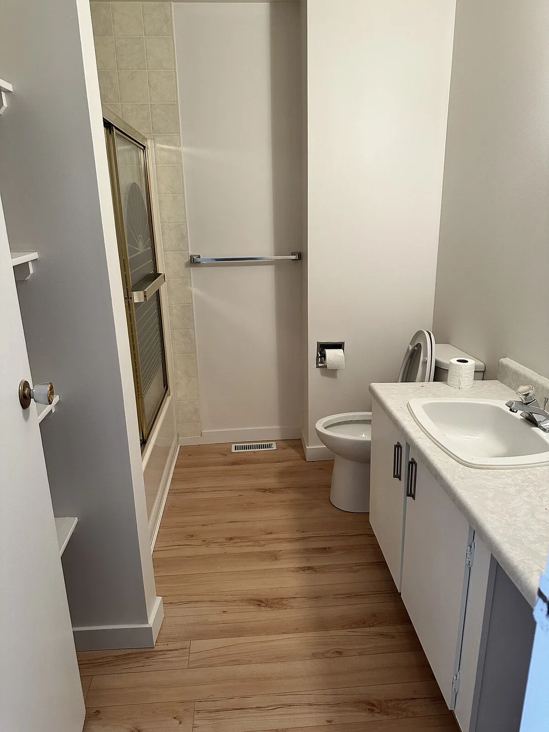 Mainfloor 2 Bedroom and 1 full Bath with Kitchen and Laundry with Utilities