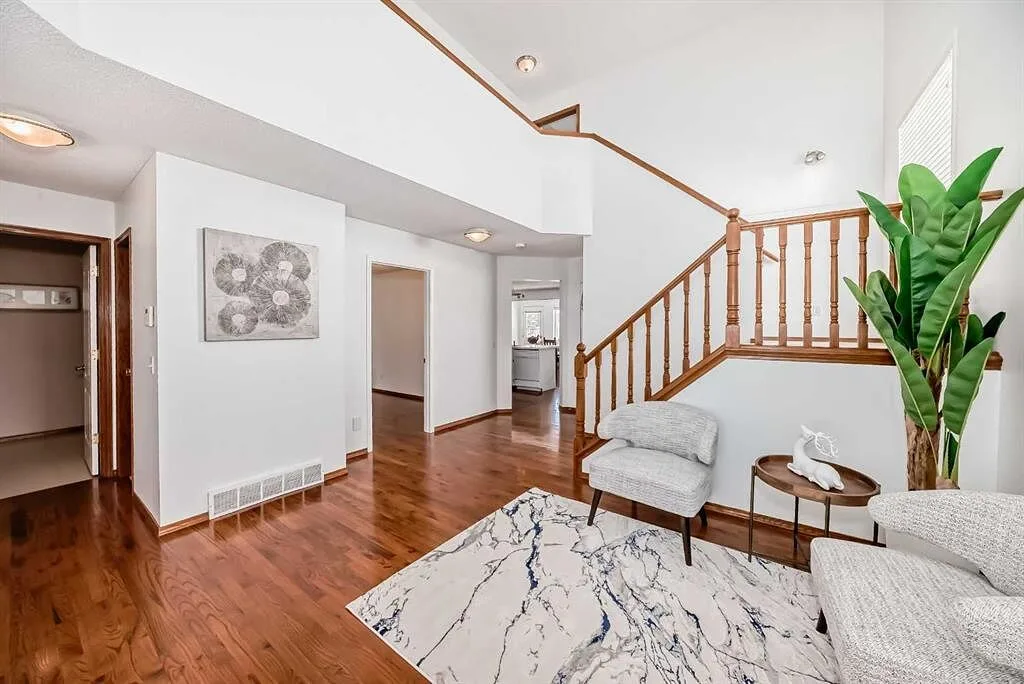 Massive 6-Bed with 2 kitchens Family Home in Arbour Lake