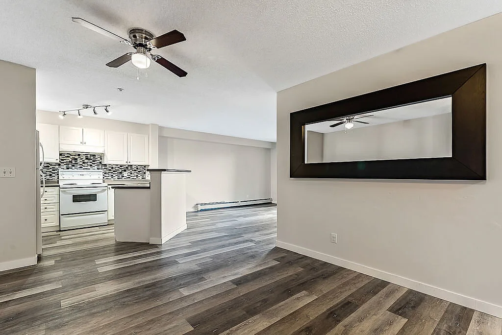 Lovely 2 Bedroom Condo in Somerset! Amazing location! (CP062)