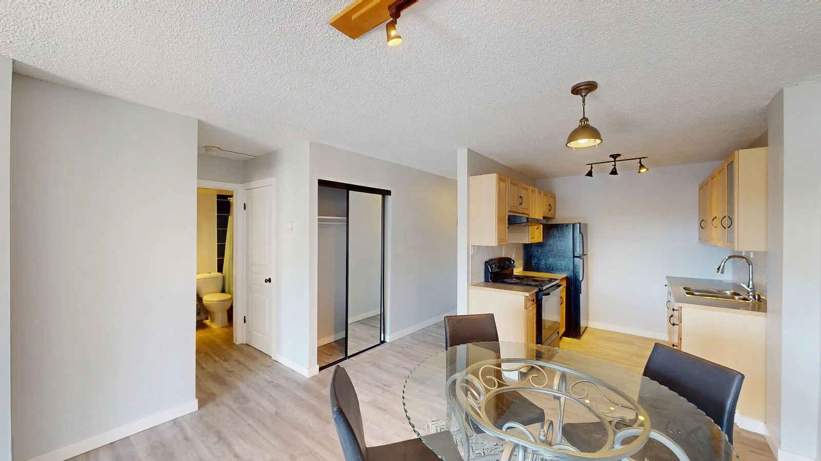 Modern 1-Bedroom Condo in Stratford Towers | Prime 17th Ave SW Location