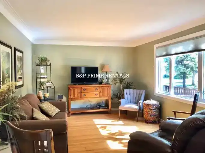 CHARMING AND SPACIOUS 2 BR + OFFICE SPACE, 1.5BH IN N. KILDONAN